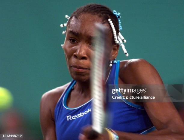 Venus Williams schlägt am bei ihrem Spiel gegen die Schweizerin Martina Hingis im Rahmen des Grand Slam Cups in München eine Rückhand. Das Turnier...