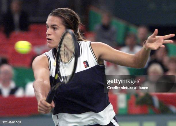 Die Französin Amelie Mauresmo schlägt am bei ihrem Spiel gegen die Schweizerin Martina Hingis im Rahmen des Grand Slam Cups in München eine Rückhand....