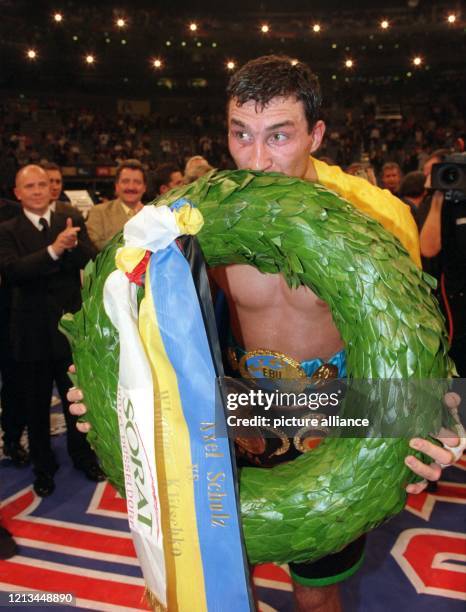Der 23-jährige ukrainische Schwergewichtsboxer Wladimir Klitschko bejubelt am 25.9.1999 in der mit 18.000 Zuschauern ausverkauften KölnArena den...