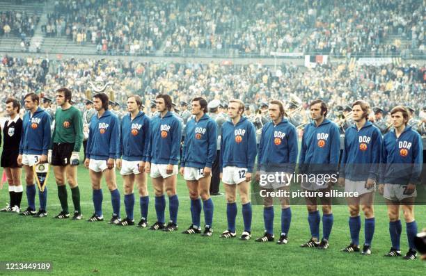 Die Fußballnationalmannschaft der DDR beim Abspielen der Hymnen am im Niedersachsenstadion in Hannover vor dem Spiel gegen Brasilien in der 2....