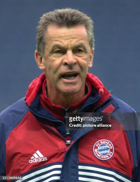 Bayern-Trainer Ottmar Hitzfeld ruft am im Glasgower Ibrox-Park beim Training seiner Mannschaft den Spielern Anweisungen zu. Der FC Bayer München...