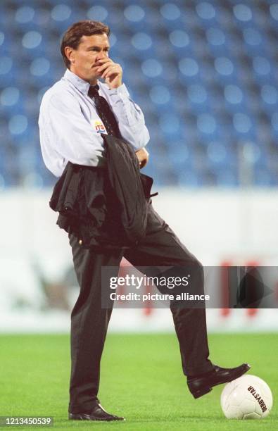 Der Kölner Trainer Ewald Lienen fixiert mit seinem Fuß den Spielball und wirkt nachdenklich. Der 1.FC Köln gewinnt in der vierten Runde der 2....