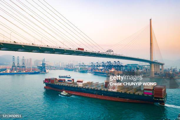 container cargo frachtschiff terminal in hongkong - containerschiff stock-fotos und bilder
