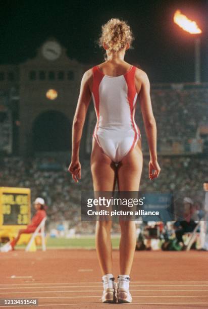 Das Olympische Feuer im Blick, konzentriert sich am bei den Olympischen Spielen in Barcelona die deutsche Hochspringerin Heike Henkel auf den...