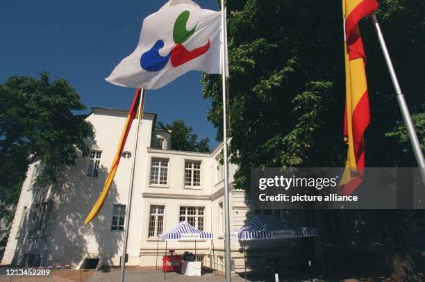 Die Fahne des Internationalen Paralympischen Komitees weht am 3.9.1999 vor dem Bonner Wasserwerk, dem ehemaligen Sitz des Bundestages. 500 Gäste aus...