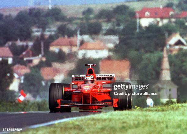 Der deutsche Ferrari Formel 1-Pilot Michael Schumacher fährt am 15.8.98 während des Qualifikationstrainings zum Großen Preis von Ungarn vor der...