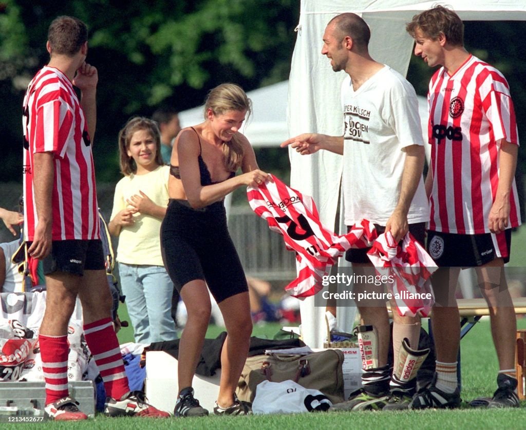 Fußball: Anke Engelke mit Kleiderwechsel