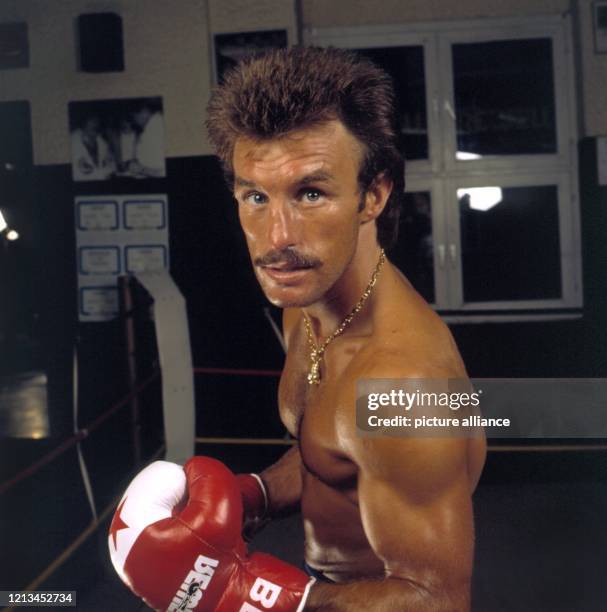 Der deutsche Profi-Boxer im Leichtgewicht, Rene Weller, posiert mit Boxhandschuhen und nacktem Oberkörper in einem Trainingsraum. Aufnahme von 1983.