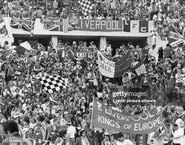 Der Fan-Block des FC Liverpool in hoher Erwartung am 25.5.1977 im Olympiastadion in Rom: Am Ende wird der englische Champion den Erwartungen gerecht....