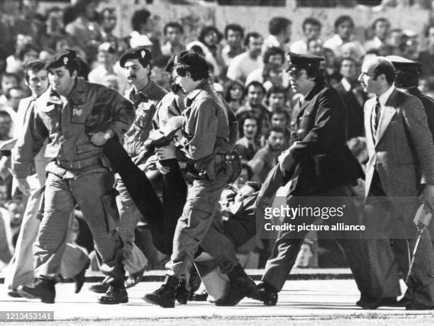 Ein Liverpooler Fan wird von mehreren italienischen Sicherheitskräften vom Platz getragen, den er nach dem Liverpooler 1:0-Führungstor gegen...