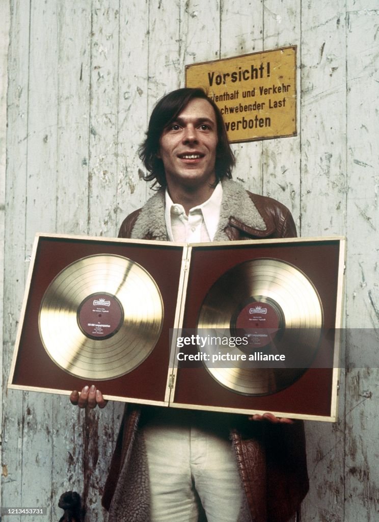 Der Deutsche Chansonsnger Reinhard Mey Zeigt Am 17.1.1971 In Berlin