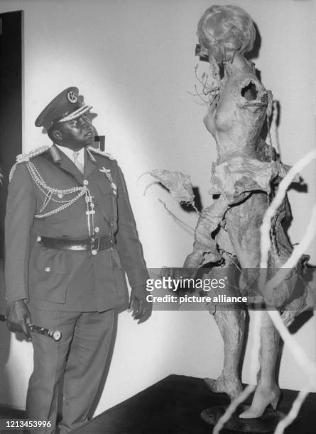 Der ugandische Staatschef Idi Amin besichtigt während seines fünftägigen offiziellen Besuchs der Bundesrepublik am 9. Februar 1972 in West-Berlin...
