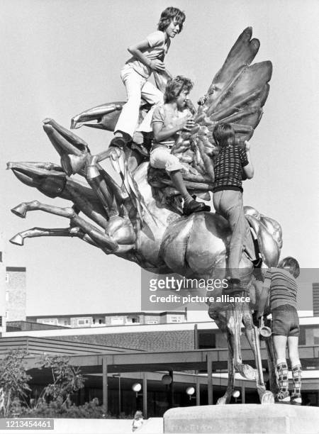 Ein Edelstahl-Pegasus für rund 100.000 Mark ziert seit September 1975 den Vorplatz des Schulzentrums im Braunschweiger Stadtteil Heidberg. Ob das...