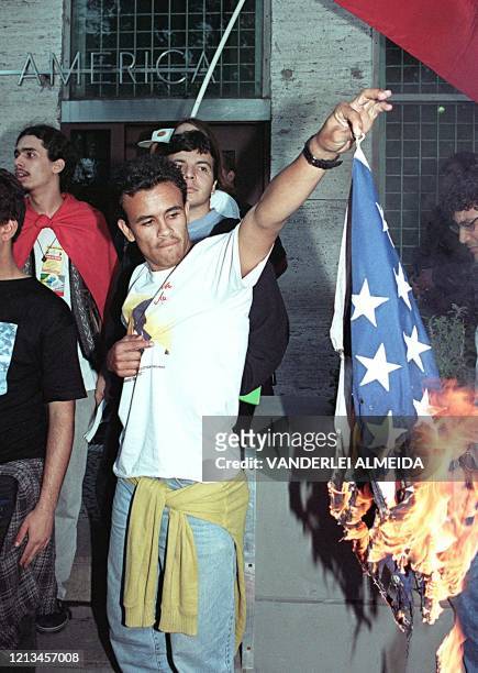 Estudiantes universitarios queman una bandera de los Estados Unidos frente al consulado general de ese pais en Rio de Janeiro, el 26 de Junio,...