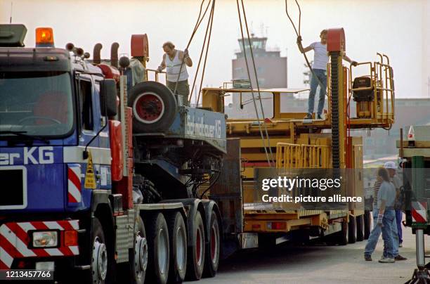 Fahrzeuge und Gangways werden am Samstag, den auf dem Flughafen München Riem zum Abtransport auf LKWs verladen. An nur einem Tag fand der Umzug des...