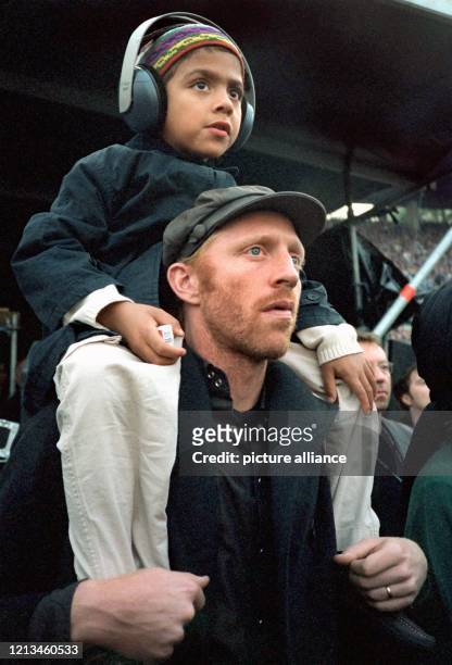 Mit seinem Sohn Noah Gabriel auf den Schultern verfolgt Tennis-Star Boris Becker am in Hannover das Open-Air-Konzert von Marius Müller-Westernhagen....