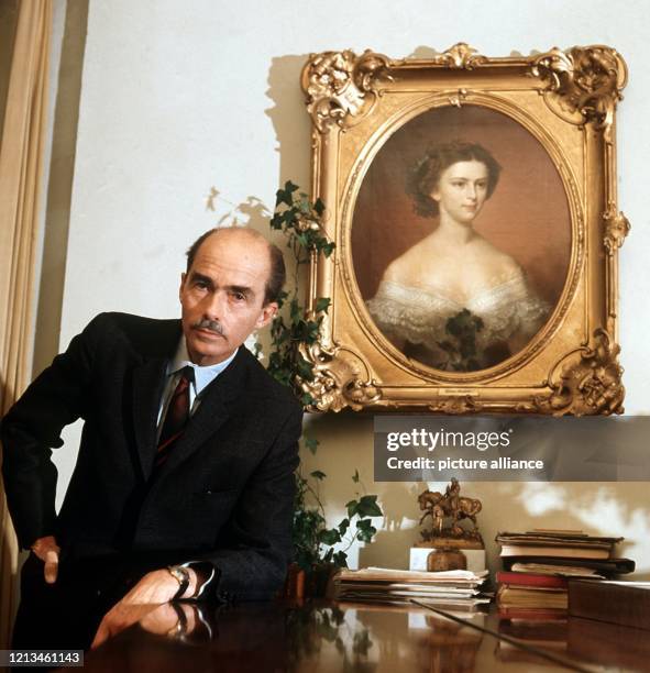 Otto von Habsburg im Dezember 1972 in seiner Villa Austria bei Pöcking am Starnberger See, im Hintergrund ein Gemälde von Kaiserin Elisabeth. Der...