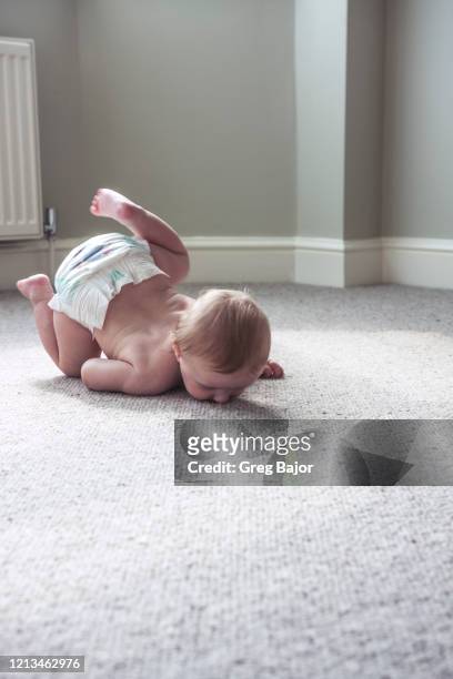baby boy - tripping stock-fotos und bilder