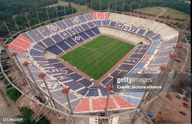 Die Luftaufnahme vom 17.8.1999 zeigt das neue Fußballstadion des Fußball-Bundesligisten Hamburger SV. Die Arbeiten für die Dachkonstruktion wurden...