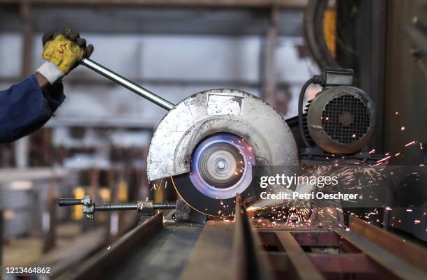 schrott-recycling-anlage. - metallindustrie stock-fotos und bilder