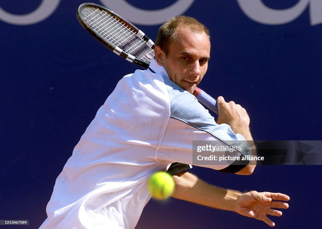 Tennis: Jens Knippschild fixiert den Ball