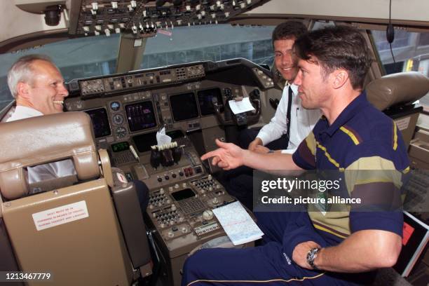 Der Kapitän der Fußball-Nationalmannschaft Lothar Matthäus unterhält sich im Cockpit des Lufthansa-Jumbos "Bochum" mit Flugkapitän Günter Blom . Mit...