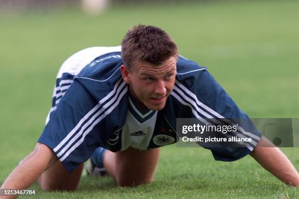 Fußball-Nationalspieler Bernd Schneider macht am in Guadalajara beim ersten Training Dehnübungen. Mit einer Linienmaschine flog die DFB-Auswahl am...