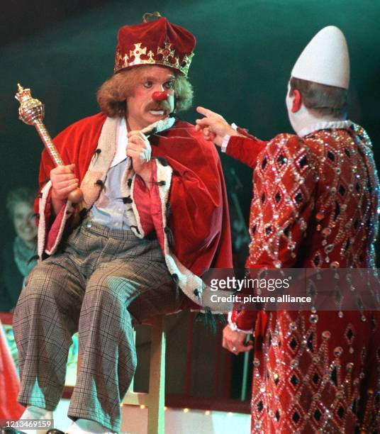 So kennen ihn die meisten der kleinen und großen Zirkus-Fans: Bernhard Paul als Clown Zippo beim "Circus Roncalli" . Bernhard Paul hatte sich vor 25...