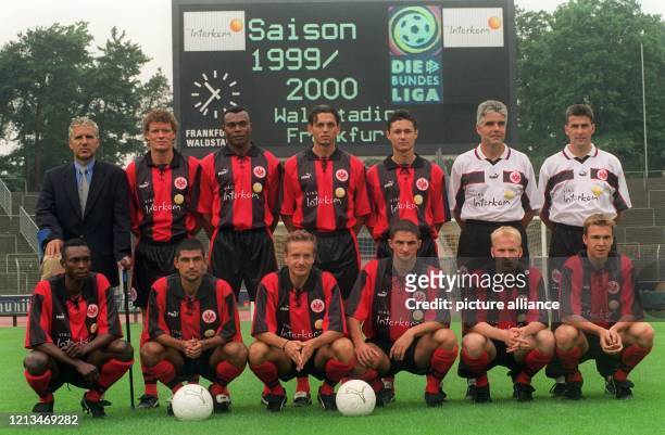 Die Neuzugänge des Fußball-Bundesligisten Eintracht Frankfurt für die Saison 1999/2000 präsentieren sich am 7.7.1999 im Frankfurter Waldstadion zum...