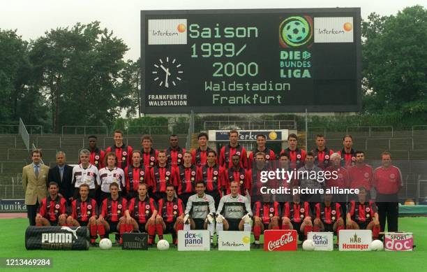 Mit dieser Mannschaft - aufgenommen am 7.7.1999 im heimischen Waldstadion geht Eintracht Frankfurt in die Fußball-Bundesligasaison 1999/2000: Obere...