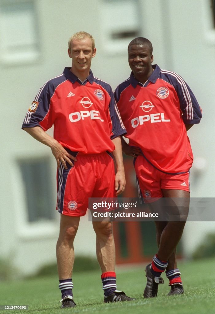 Kuffour Die Bayern München-Spieler Mario Basler und Samuel Kuffour zeigen ...