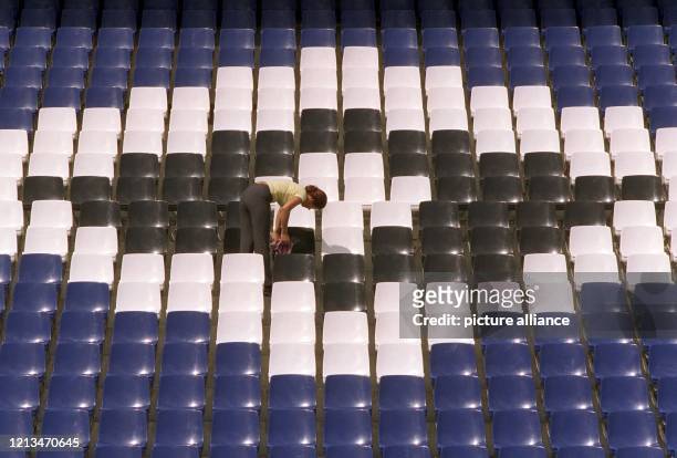 Eine Reinigungskraft putzt am im Volksparkstadion die in den Vereinsfarben gehaltenen Sitzreihen Farben kurz vor Beginn des offiziellen Fototermins...