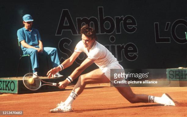 Tennisprofi Jimmy Connors versucht mit einem langen Ausfallschritt einen Ball mit der Rückhand zu returnieren. Er spielt 1985 in einem Turnier im...