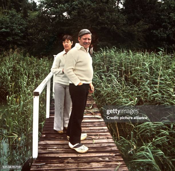 Der damalige Bundeskanzler Helmut Schmidt und seine Frau Hannelore, genannt Loki, genießen im August 1974 ihren wohlverdienten Urlaub. Seit 60 Jahren...