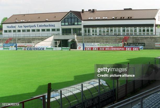 Das Fußballstadion des Zweitligisten SpVgg Unterhaching "Am Sportpark"mit Sozialtrakt, aufgenommen am 10.6.1999. Das Stadion des Münchner...