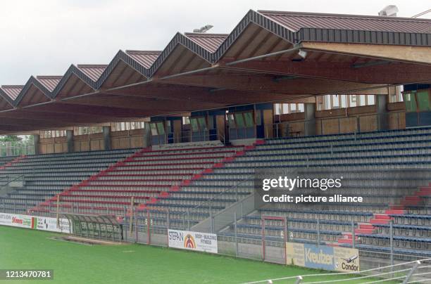 Das Fußballstadion des Zweitligisten SpVgg Unterhaching "Am Sportpark" mit der überdachten Tribüne, aufgenommen am 10.6.1999. Das Stadion des...