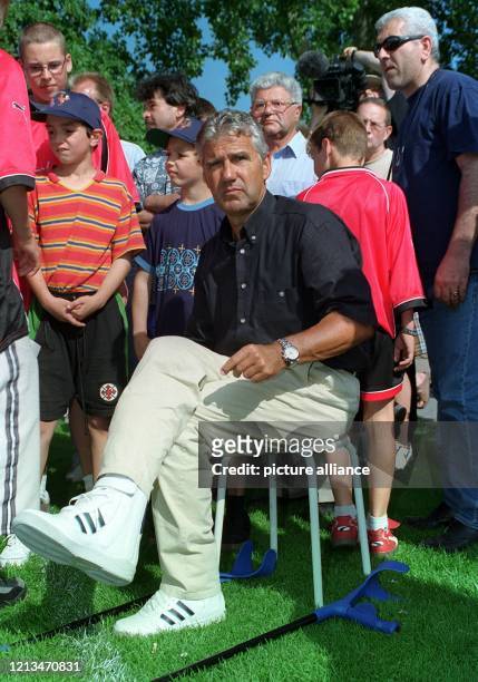 Umringt von Zuschauern sitzt der Trainer von Fußball-Bundesligist Eintracht Frankfurt, Jörg Berger, am zum Trainingsauftakt der Mannschaft am...