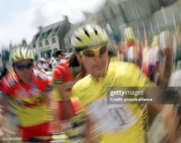 Das Bild mit Zoom-Effekt zeigt den deutschen Radprofi Erik Zabel im Gelben Trikot des Spitzenreiters am 14.7.1998 in Roscoff am Start zur 3. Etappe...