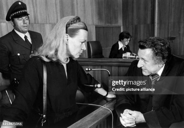 Ingrid van Bergen mit ihrem Verteidiger Rolf Bossi am während einer Verhandlungspause. Die Schauspielerin muß sich vor dem Münchener Schwurgericht II...