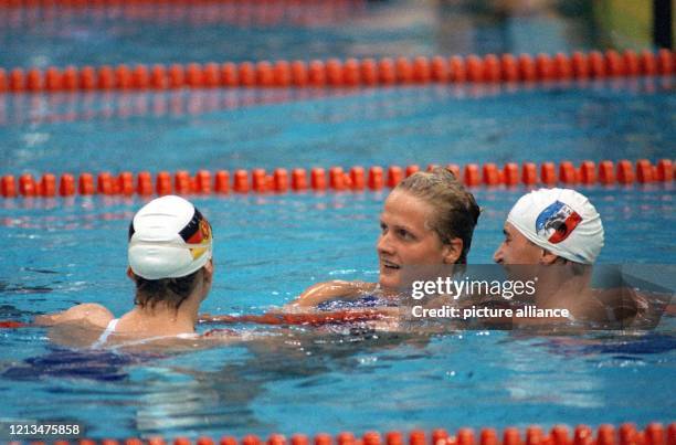Schwimmerin Kristin Otto freut sich im Becken in Seoul über ihren Olympiasieg im Finale über 100 m Schmetterling. Sie siegt in der Europarekordzeit...