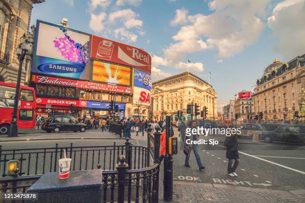 picadilly circus in london uk während eines schönen herbsttages - piccadilly stock-fotos und bilder