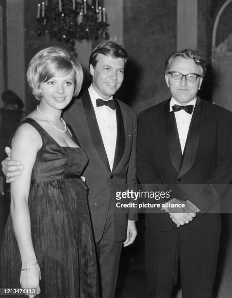 Festspielleiter Wolfgang Wagner und Schauspieler Karlheinz Böhm mit seiner Ehefrau, der Schauspielerin Barbara Lass, aufgenommen am während des...