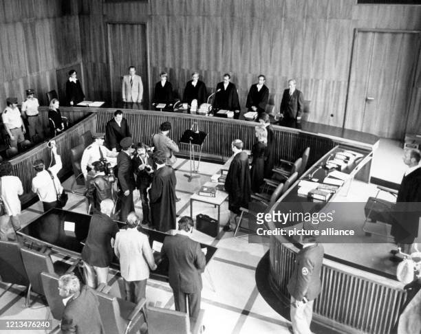 Blick in den Gerichtssaal kurz vor Beginn des Prozesses am in München - Links in der Anklagebank Ingrid van Bergen, darüber links die...
