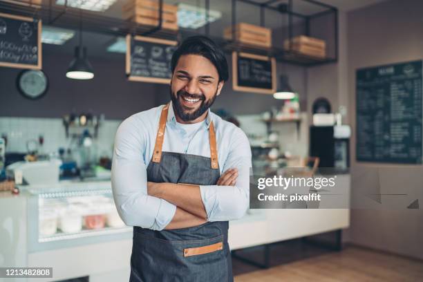 feliz propietario de la cafetería - friendly salesman fotografías e imágenes de stock