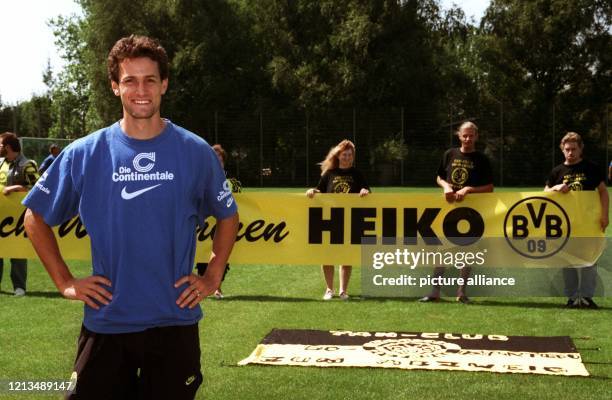 Lächelnd stellt sich der Neu-Dortmunder Stürmer Heiko Herrlich - von BVB-Fans begrüßt - den Fotografen. Mit einem neuen Rekordtransfer innerhalb der...