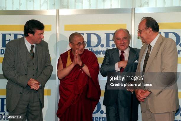 Der tibetanische Religionsführer Dalai Lama wird am 14.6.1996 von FDP-Chef Wolfgang Gerhardt sowie den FDP-Ehrenvorsitzenden Otto Graf Lambsdorff und...