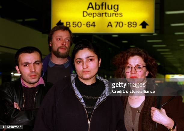 Die Familie des in die Türkei abgeschobenen Kurden Orhan Sengül: seine Frau Zeliya Sengül , sein Bruder Kenon und Bekannte des Ehepaares am 24.1.1996...