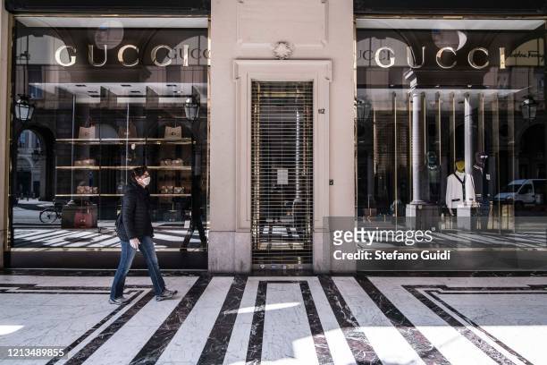 probleem oplichter biografie General view of Gucci luxury clothing store closed in Via Roma in... News  Photo - Getty Images