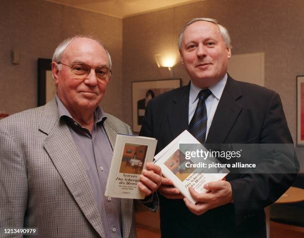 Schriftsteller Ludwig Harig stellt zusammen mit dem früheren SPD-Vorsitzenden Oskar Lafontaine am in Saarbrücken das neu aufgelegte Buch von Vercors...