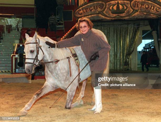 Die Schauspielerin Nadja Tiller probt am im Zelt des Münchner Circus Krone mit einem Araberschimmel eine Dressurnummer. Hintergrund der "tierischen"...